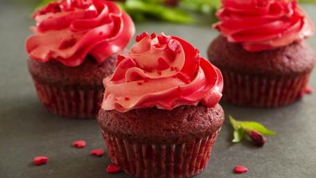 Delicious Red Velvet Cupcakes for Sweet Moments wallpaper