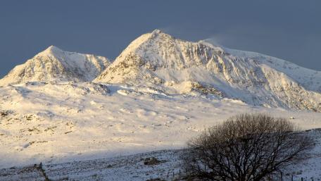 Majestic Snow-Capped Peaks Under a Clear Sky wallpaper
