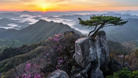 Majestic Mountain Sunrise Over Serene Valleys wallpaper