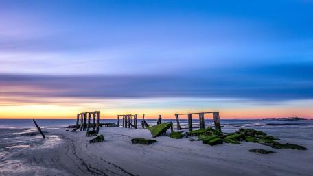 Serene Coastal Horizon at Dusk wallpaper
