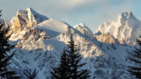 Majestic Winter Mountains Under Clear Skies wallpaper