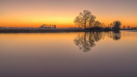 Tranquil Sunset Reflections Over a Serene Lake wallpaper