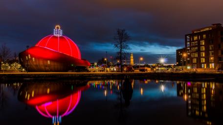Vibrant City Lights Reflecting on Water at Dusk wallpaper