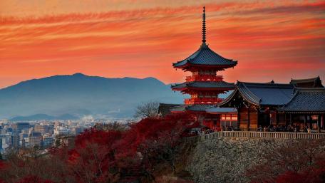 Stunning Sunset Over Kyoto Temple Cityscape wallpaper