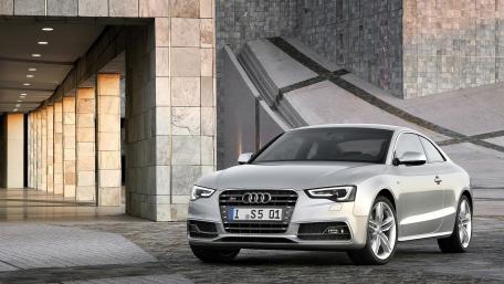 Sleek Audi S5 Against a Modern Architectural Background wallpaper