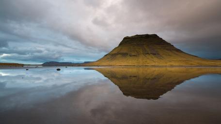 Majestic Mountain Reflection in Serene Waters wallpaper