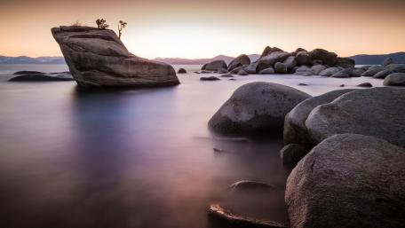 Serene Lake Landscape at Dawn wallpaper