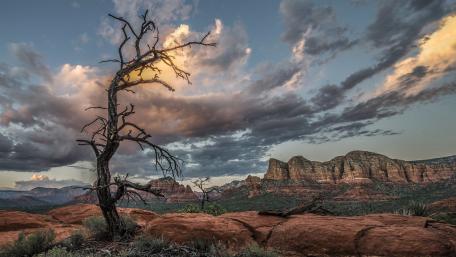 Desolate Beauty of the Southwest Landscape wallpaper