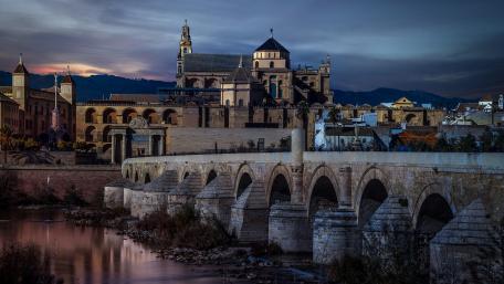 Majestic Cityscape at Dusk wallpaper