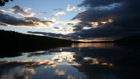 Serene Lake at Dusk with Reflections wallpaper