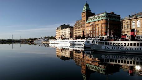 Serene Cityscape Reflected in Water wallpaper