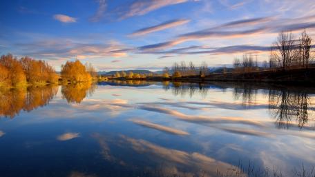 Serene Autumn Reflection on a Tranquil Lake wallpaper