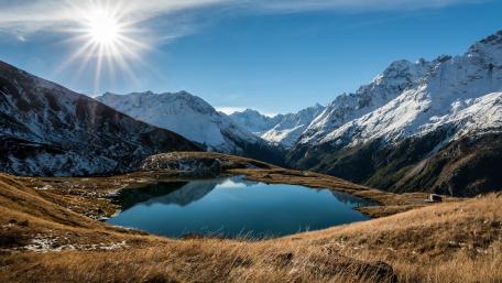 Majestic Mountain Reflection in Tranquil Lake wallpaper