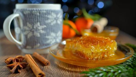 Cozy Winter Evening with Honey Treats and Spiced Aroma wallpaper