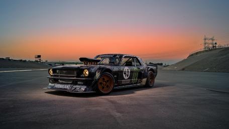 Vintage Muscle Car at Sunset Showdown wallpaper