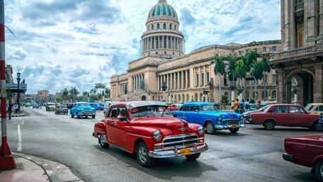 Vintage Cars in a Vibrant Cityscape wallpaper