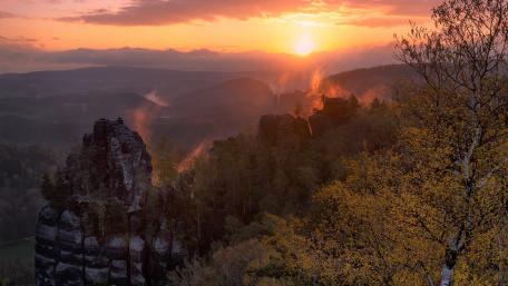 Majestic Sunset Over Rocky Landscape wallpaper