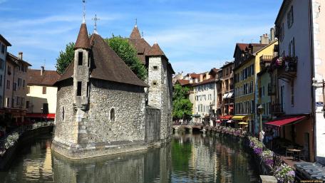 Charming Canals of Annecy in France wallpaper