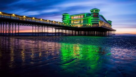 Vibrant Waterfront Pier at Dusk wallpaper
