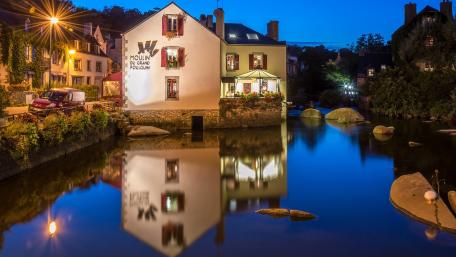 Charming Riverside View of a Quaint City at Dusk wallpaper