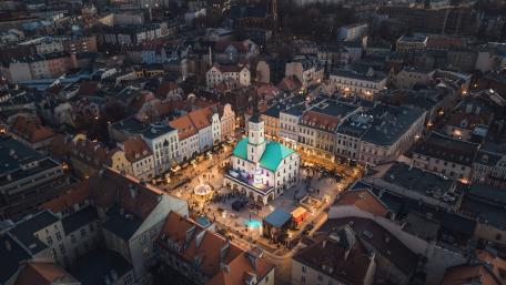 Charming Cityscape at Dusk wallpaper