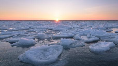 Frozen Serenity at Dusk wallpaper