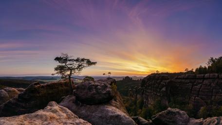 Majestic Sunset Over Rocky Landscape wallpaper