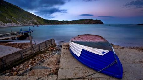 Tranquil Coastal Scene at Dusk wallpaper