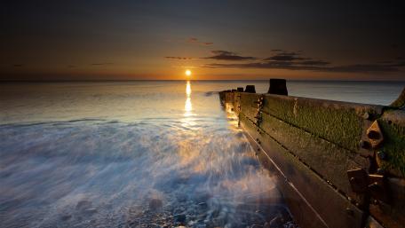 Serene Sunset by the Shoreline wallpaper