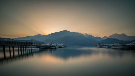 Tranquil Dawn Over Serene Waters wallpaper