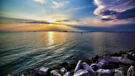 Tranquil Sunset Over Calm Waters wallpaper