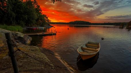 Serene Sunset Over Tranquil Waters wallpaper