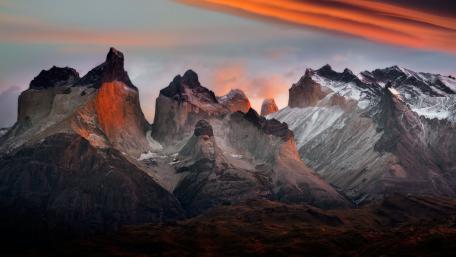 Majestic Mountain Peaks at Twilight wallpaper