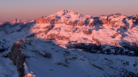Majestic Snow-Capped Peaks at Dusk wallpaper