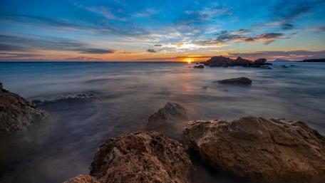 Tranquil Sunset Over The Ocean Waves wallpaper
