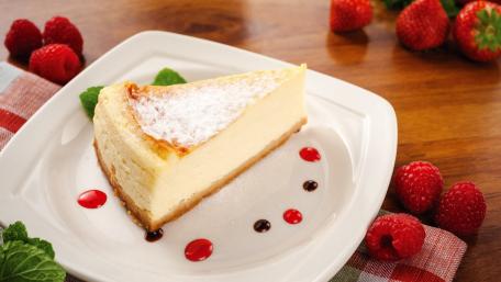Delicious Cheesecake with Fresh Berries wallpaper