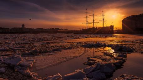 Serene Sunset Over a Frozen Harbour wallpaper