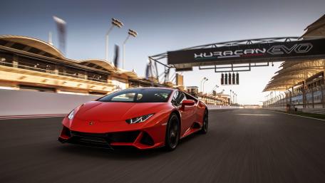 Dynamic Lamborghini Huracán EVO in Motion wallpaper