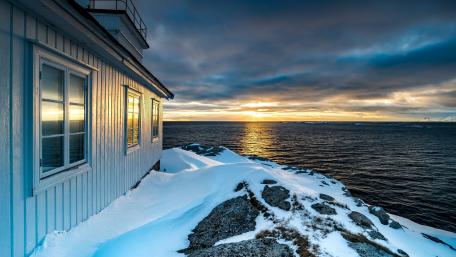 Serene Winter Evening by the Shoreline wallpaper
