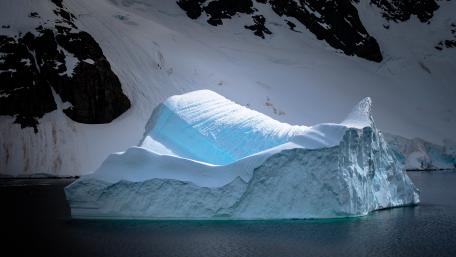 Majestic Iceberg in Tranquil Waters wallpaper