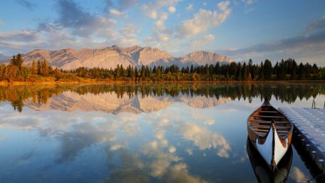 Serenity by the Lakeside with Majestic Reflections wallpaper