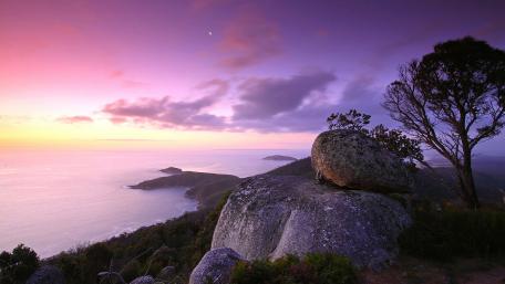 Majestic Purple Sunset Over Calm Waters wallpaper