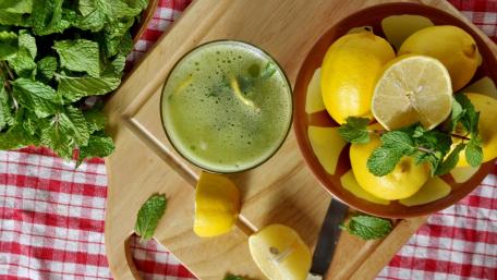 Refreshing Mint Lemonade with Fresh Ingredients for Summer Bliss wallpaper