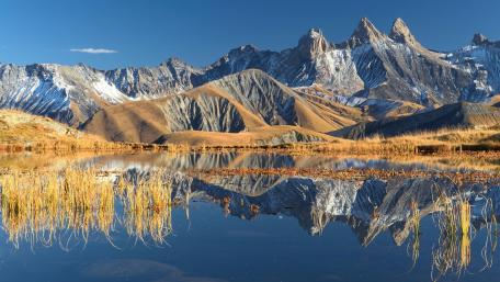 Majestic Mountain Reflections in Tranquil Waters wallpaper