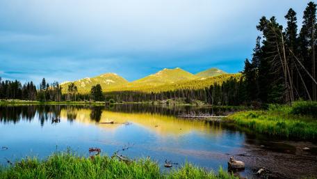 Tranquil Reflections in Nature's Paradise wallpaper
