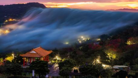 Mysterious Cityscape with Enveloping Fog wallpaper