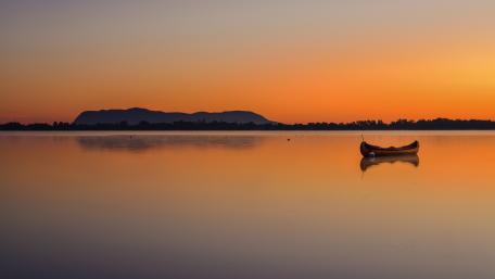 Serene Sunset Over Calm Waters wallpaper