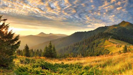 Breathtaking Mountains and Golden Sunrise Views wallpaper