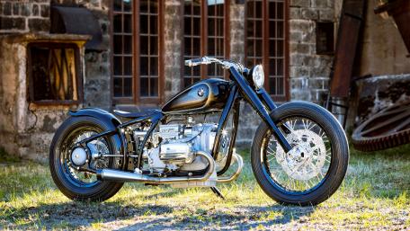 Classic Motorcycle in Stunning Detail for Tech Enthusiasts wallpaper