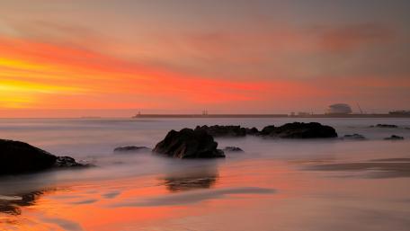 Vibrant Sunset Over Serene Waters wallpaper